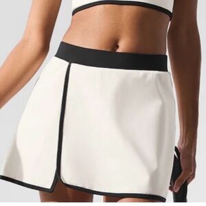 ALO yoga backspin skirt/skort Black and White